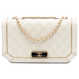Chanel Flap in pelle di vitello trapuntata bianca Medium con chiusura Octagon CC