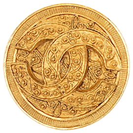 Spilla rotonda Chanel Gold CC in filigrana placcata oro