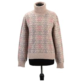 Chanel Suéter cuello alto de cachemira y lentejuelas logo CC