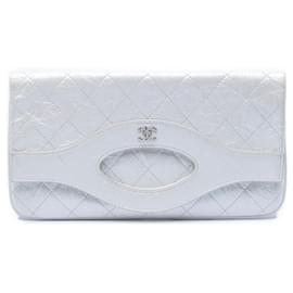 Clutch 31 in pelle di vitello invecchiata iridescente bianca Chanel