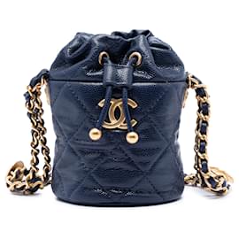 Borsa a secchiello Chanel Blue Mini in caviar trapuntato con charm a medaglione e coulisse