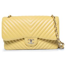 Chanel, borsa flap Jumbo in pelle di agnello con chevron giallo