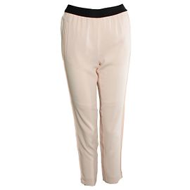 Maje, pantalón praline rosa con cinturón negro en la cintura