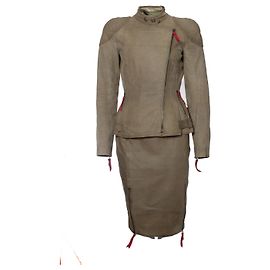 Christian Dior, giacca biker e gonna in scamosciato verde