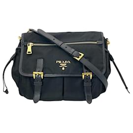 Prada Schultertasche aus Nylon und Leder in Schwarz