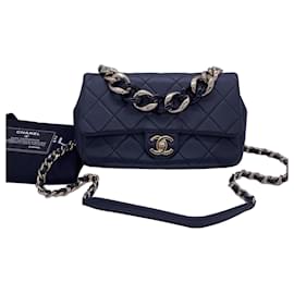 Borsa Chanel Classic Flap in pelle nera