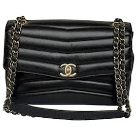 Chanel Borsa Reversed Chevron con patta in pelle nera