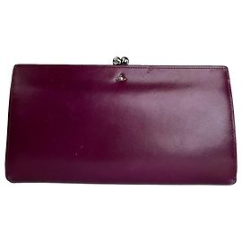 Carteira Vivienne Westwood em couro roxo com fecho prateado