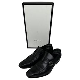 Mocassini vintage Gucci in pelle nera con l'iconico logo GG
