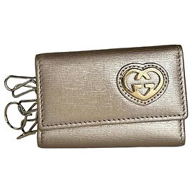 Gucci Leder Schlüsselanhänger in Champagner mit herzförmigem Logo-Detail