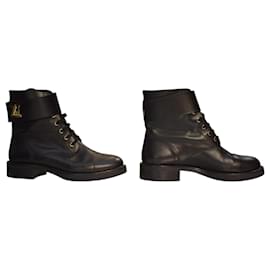 Botas de cano curto Wonderland Ranger em couro preto LOUIS VUITTON com fecho twist dourado LV 41