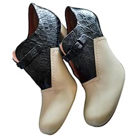 Céline Stiefeletten mit Blockabsatz aus Lackleder und Krokodiloptik