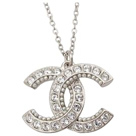Collana con pendente Chanel Silver CC in ottone con strass e perle finte