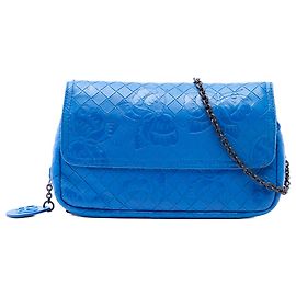 Bottega Veneta Borsa a tracolla Butterfly con catena in pelle di vitello blu con stampa Intrecciomirage Small