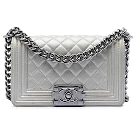 Chanel Boy Flap aus silbernem gestepptem metallischem Caviar Small