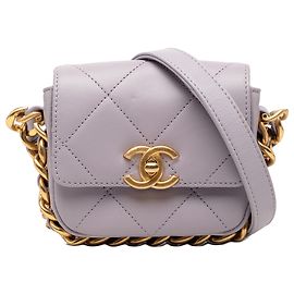 Chanel Mini Flap em couro de bezerro matelassê roxo com corrente framing