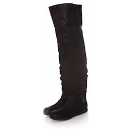 Prada, bottes longues en cuir noir plissé.