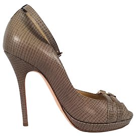 Décolleté Jimmy Choo con punta aperta e cinturino alla caviglia in pelle marrone testurizzata