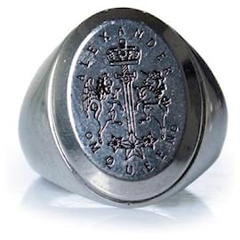 Alexander McQueen, Anello con stemma argentato
