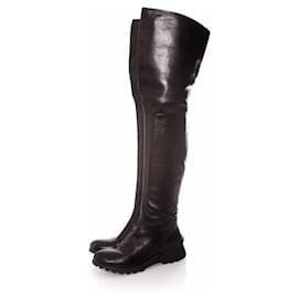 Prada, bottes longues en cuir noir.