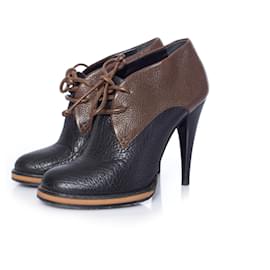 Balenciaga, botines con cordones de cuero Kaki/negro.