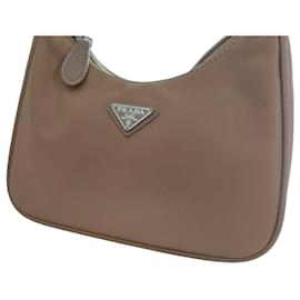 Prada Re-Edition Borsa in nylon beige