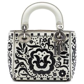 Lady Dior en piel de vitello blanco con bordados de flores Dior