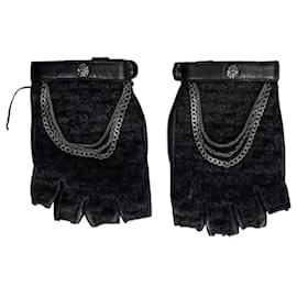 Guanti senza dita Chanel in pelle nera con dettaglio a catena Taglia 7.5 Usato
