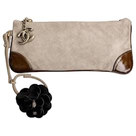 BOLSO CLUTCH DE MUÑECA CON BRAZALETE DE CUERO GAMUZA TAUPE Y CAMELIA CHANEL