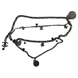 Cintura a catena Chanel con pendenti CC e medaglioni