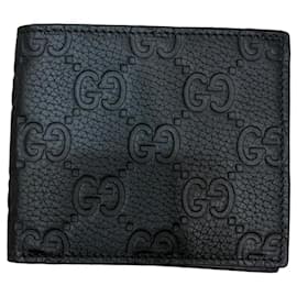 Gucci Cartera Bifold GG Embossed en piel negra