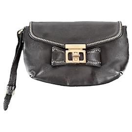 Clutch in pelle Guess Luxe con borchie e fiocco - Nero