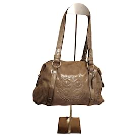 Borsa Coach in vernice beige con monogramma traforato