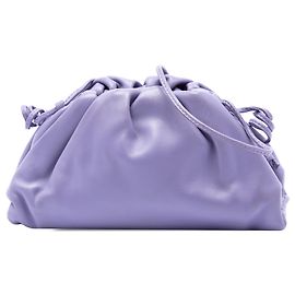 Bottega Veneta Bolsa Transversal The Mini Pouch em pele de cordeiro roxa
