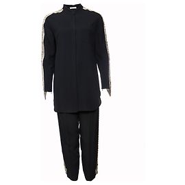 Chloé, pantaloni blu scuro (36/XS) e camicetta (38/S) con ricami argentati lungo le maniche e le gambe.