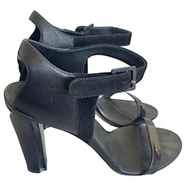 Chanel Sandali con tacco in pelle nera e scamosciata