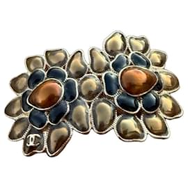 Chanel Spilla a forma di fiore in metallo dorato e resina