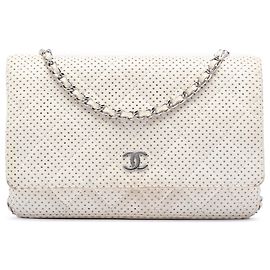 Portafoglio con catena Chanel White CC in agnello trapuntato traforato
