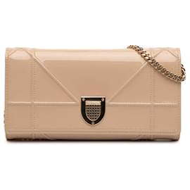 Portafoglio Diorama On Chain in vernice beige di Dior