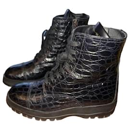 Botas de cano curto com cadarço em couro preto com relevo de crocodilo Prada