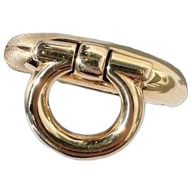 Anillo Salvatore Ferragamo Gancini en oro amarillo 18K