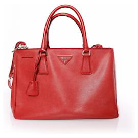 Prada, borsa tote Galleria in pelle Saffiano rossa.