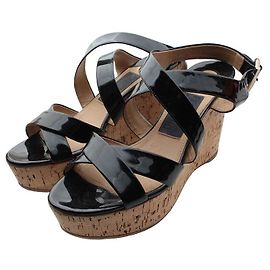 Salvatore Ferragamo Sandalias de cuña en charol negro