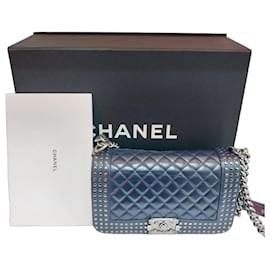 Borsa a tracolla Boy Chanel in pelle di vitello invecchiata granulata, serie con borchie, taglia Medium