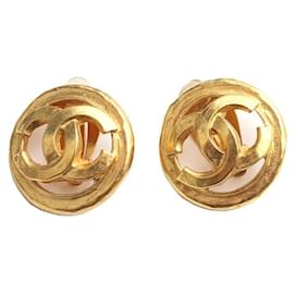 Pendientes de clip redondos con logotipo CC bañados en oro vintage - Chanel