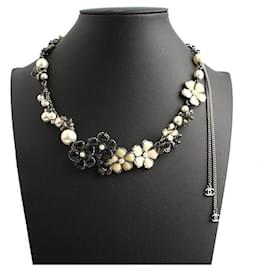 Collana con ciondolo logo CC fiore di perla argentata - Chanel