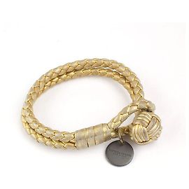 Bottega Veneta Pulseira charm redondo de couro trançado e metal dourado