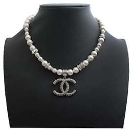 Collana con pendente a catena di perle con logo CC - Chanel