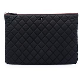Clutch Chanel Black Large Quilted Nylon O Case