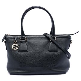 Borsa satchel Gucci in pelle di vitello nera con charm GG